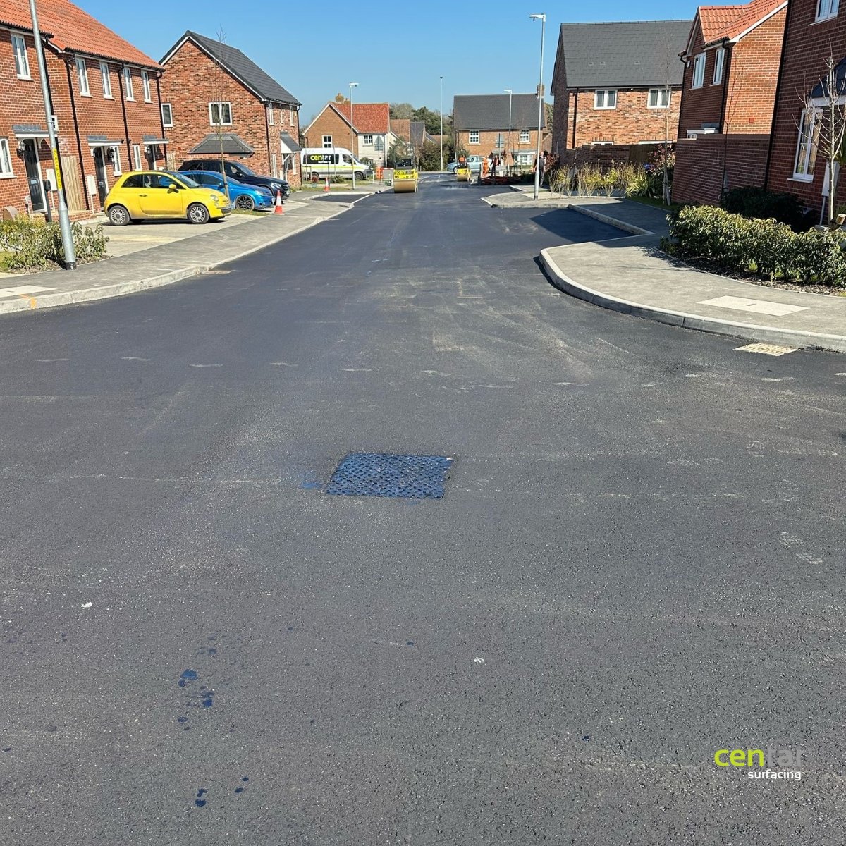 CentarSurfacing's tweet image. Here’s a look at another finished project in Kent -  55/10 Hot Rolled Asphalt surface laid to perfection for a new housing estate. 

#FinishedProject #HRA #Surfacing