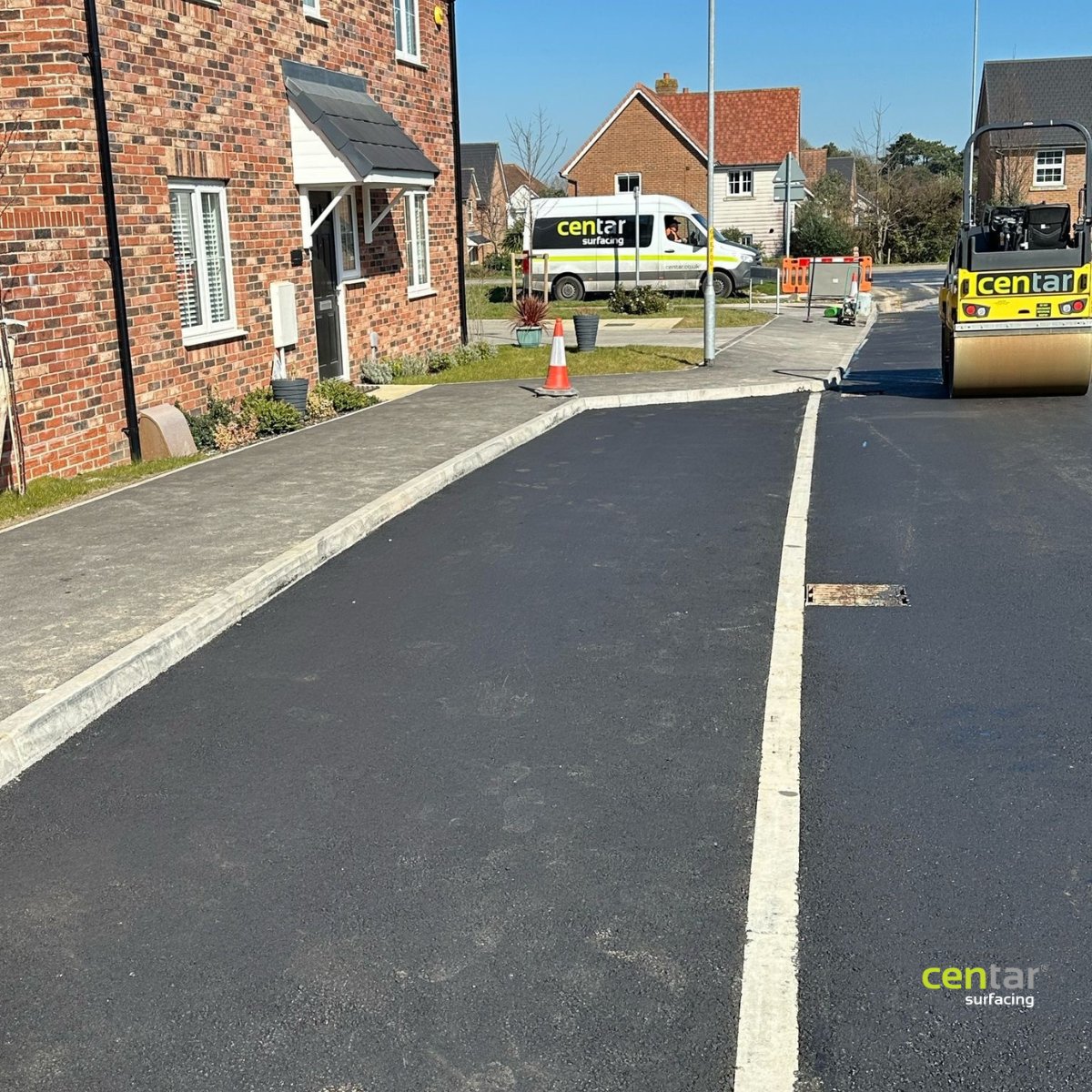 CentarSurfacing's tweet image. Here’s a look at another finished project in Kent -  55/10 Hot Rolled Asphalt surface laid to perfection for a new housing estate. 

#FinishedProject #HRA #Surfacing