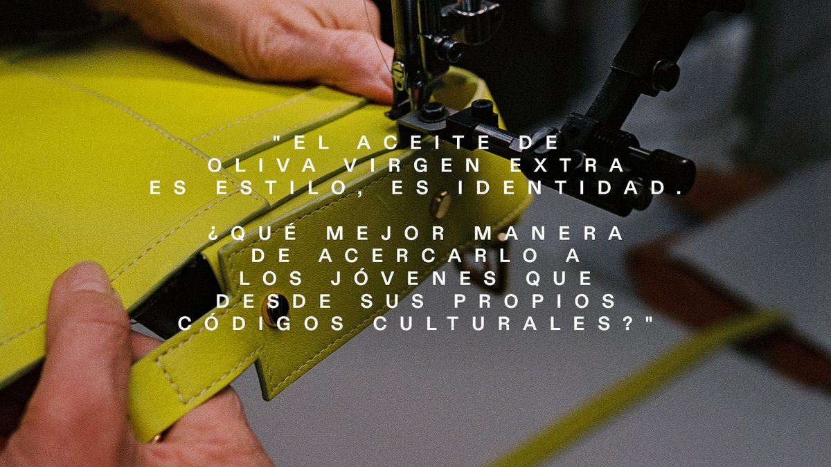 Lo dice Anuncios.com en su nota de prensa, y lo reafirmamos nosotros: El AOVE ha salido de la cocina para convertirse en un símbolo de cultura, diseño y actitud. Porque cuando tradición y moda se encuentran, el resultado es el complemento perfecto. #AOVE