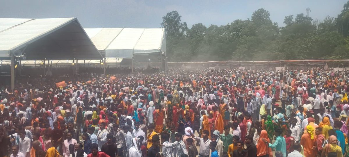 Mohit_Jain_000's tweet photo. While Rahul dreams of chair, #Modi connects with the people.
#ModiInMotihari #TransformingBihar https://t.co/tylz7wyjaj