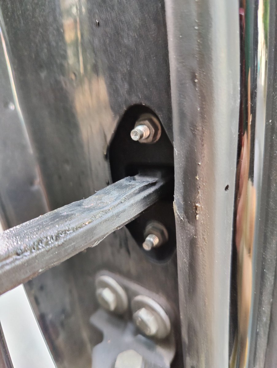 guidoacasa's tweet image. Passenger door. The inner plate is flexing back and forth with door movement. The nuts don't seem to be loose. Anyone else?