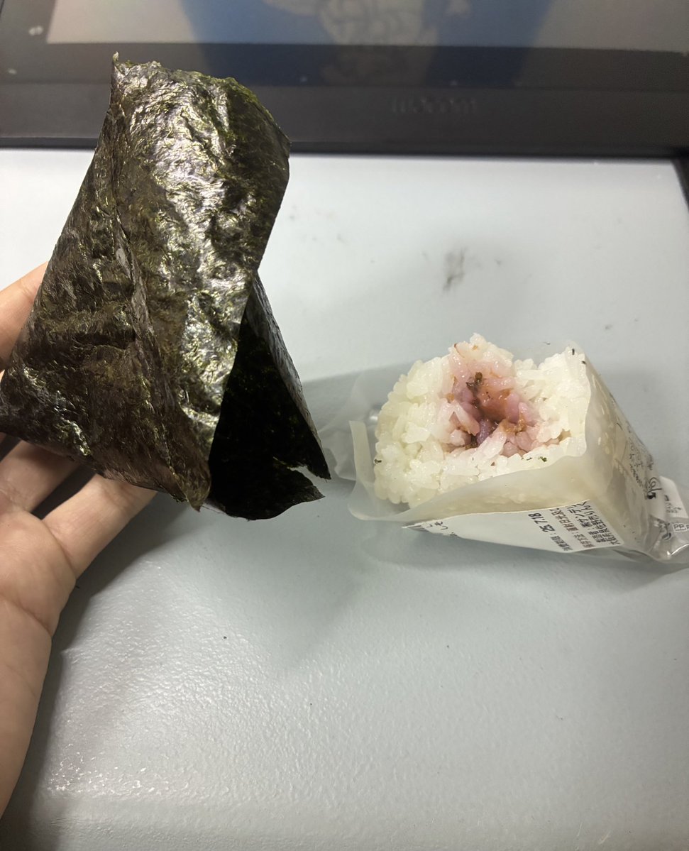 subno_range's tweet image. コンビニおにぎりの開封下手くそすぎて泣きそう