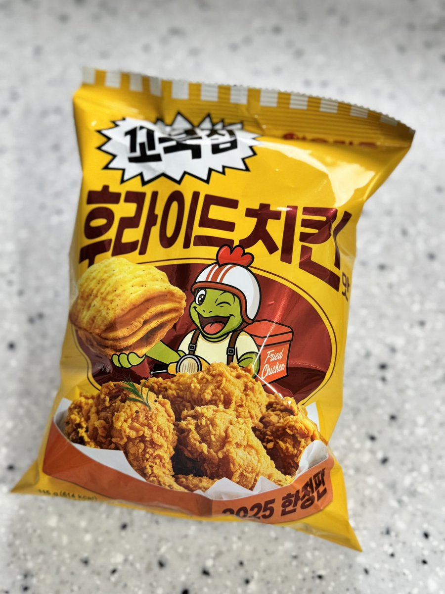 16kongkong21's tweet image. GS25事前予約商品❣️

꼬북칩 후라이드치킨맛 2025한정판
（コブクチップ フライドチキン味 2025限定版）

食べたことあるような味がする！
フライドポテトって駄菓子のフライドチキン味みたいな🍗？
ザクザク食感！ビールを呼ぶ味🍺
正式販売はまだ始まってない商品です🐢