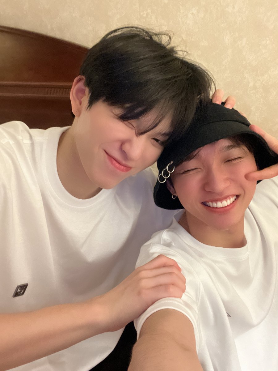 DKB_BRAVE's tweet image. 양 : 양쪽 볼에 웃음꽃이 피어나는 울 형 생일 축하해요〜
희 : 희망 가득하고 긍정적이고 언제나 빛나는 사람 그게 바로
찬 : 찬란하게 세상을 비추는 양스타⭐️
생일은 더욱 빛나고 행복한 날이 됐으면 좋겠어요

#유쿠 #YUKU #다크비 #DKB
#HAPPY_HEECHAN_DAY