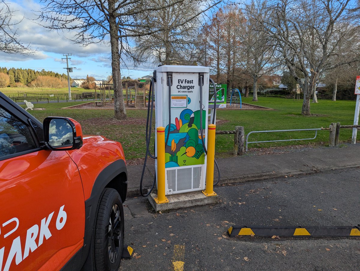 KiwiEV's tweet image. Wanted to do a little sneaky opportunity charging and grab a coffee but whoever runs this charger needs to step up their game. This what happens when you try to use a network that isn't ChargeNet. 😭