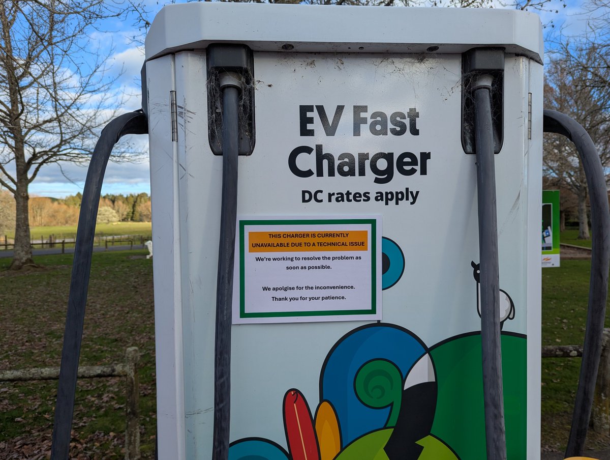 KiwiEV's tweet image. Wanted to do a little sneaky opportunity charging and grab a coffee but whoever runs this charger needs to step up their game. This what happens when you try to use a network that isn't ChargeNet. 😭