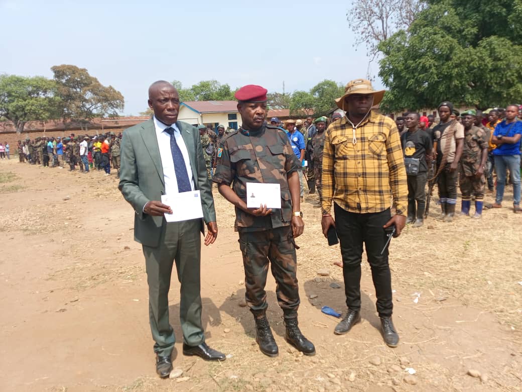 Wazalendos243's tweet image. #SUD-#KIVU 

Début de l&apos;idantification officiel de wazalendo  VDP  du sud kivu précisément à LUVUNGI. Des contrôles biométriques ont débuté sous  la supervision des grands Wazalendos FOKA #MIKE et WILLIAM #YAKOTUMBA.