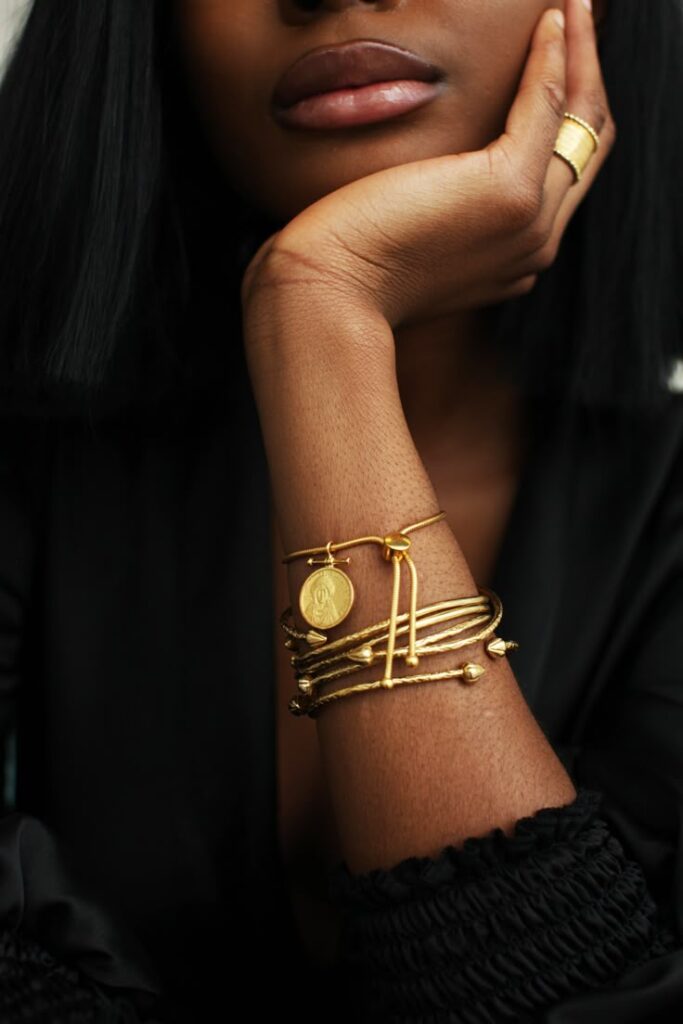 5 Ways to Stack Bracelets Stylishly:

Adding a personal touch to your ensemble is easy. Wear bracelets. Combining various styles, colours, and materials in a way that expresses your mood or sense of style is possible when you stack them.

Read: thewilldowntown.com/5-ways-to-stac…

#Fashion