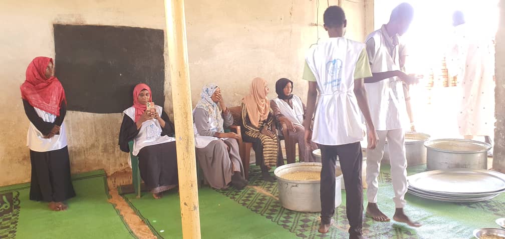 NRC_EAY's tweet image. In admiration of the brave local responders in Al Fasher in #Sudan; despite the ongoing shelling, blocked aid, and threats to their lives, local responders continue to run communal kitchens that feed hundreds of families every day.
They must be protected and supported.