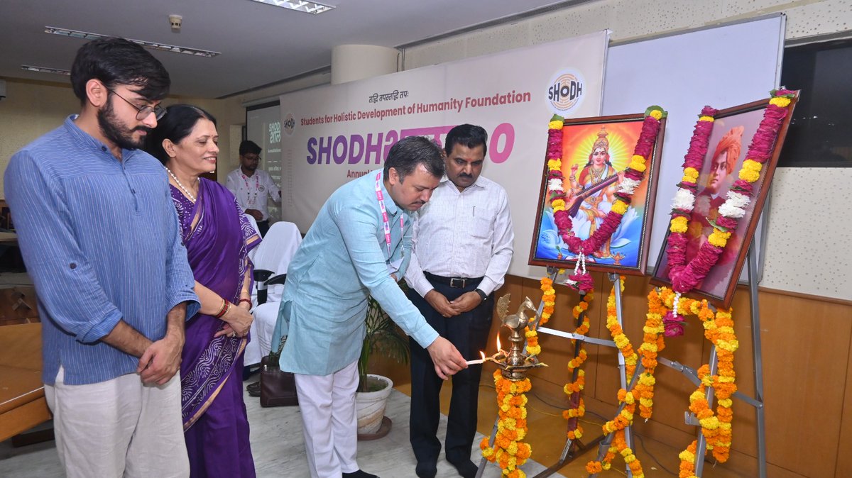 SHoDHBharat's tweet photo. Inaugural Session | SHoDHशाला 1.0

Commencing a Journey of Inquiry, Innovation &amp; Lokasamgraha
 
In the august presence of Shri Ashish Chauhan ji, Prof. Mukund Sutaone ji, Dr. Suchita Tripathi ji &amp; Shri Arjun Anand ji .

#SHoDHशाला https://t.co/8nvgbISxYV