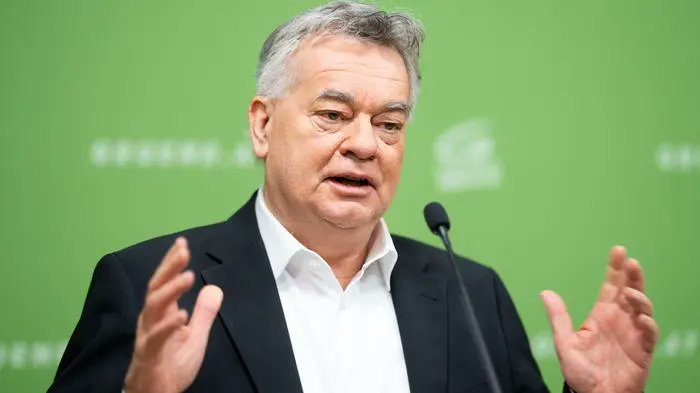 Gestern sagte #VdB bei den Bregenzer Festspielen,dass sich hier die"Eliten"mit dem einfachen Volk treffen können u.ihm das gefalle!Die "Eliten"wie #Edstadler,#Babler &amp;Co sind die die auf Kosten des einfachen Volkes-sprich Steuerzahlers-gut leben und dafür das Land ruiniert haben!