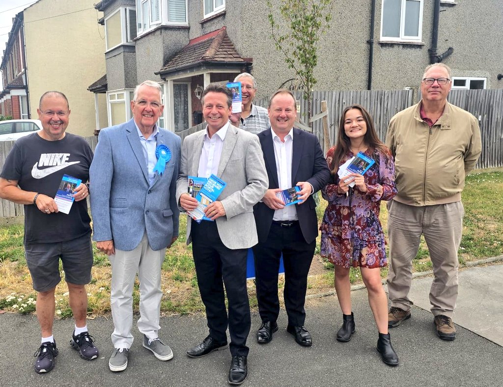 HuddlestonNigel's tweet image. Great to be out campaigning for the upcoming Bromley Common and Holwood by-election with our fantastic Conservative candidate, Ian Payne - members of the local Conservative team.