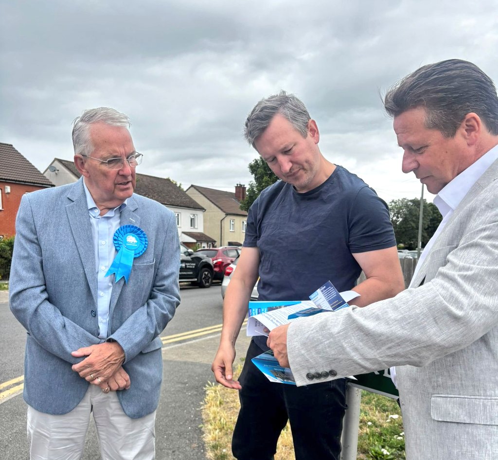 HuddlestonNigel's tweet image. Great to be out campaigning for the upcoming Bromley Common and Holwood by-election with our fantastic Conservative candidate, Ian Payne - members of the local Conservative team.