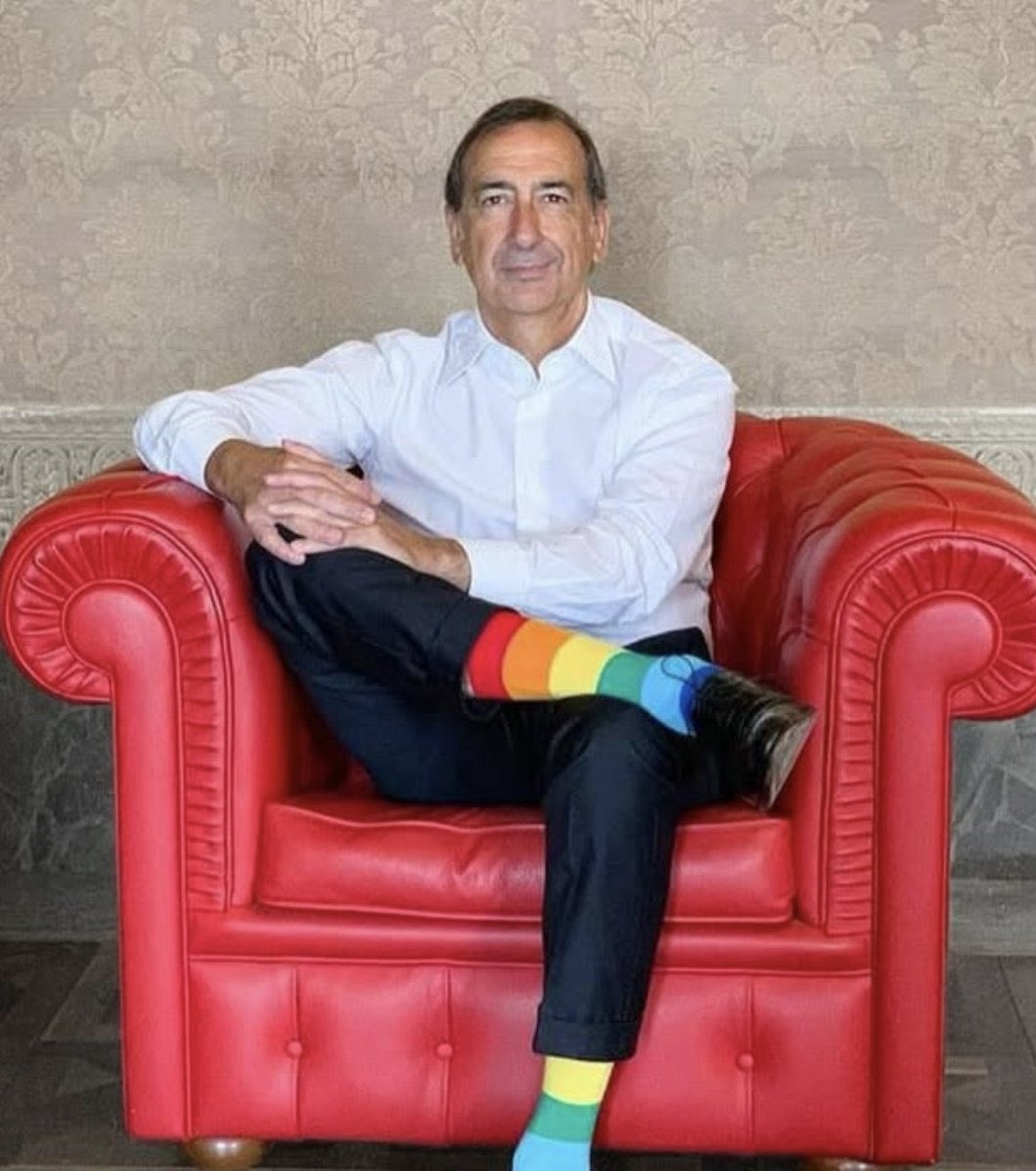 Beppe Sala è: un fiancheggiatore delle cretinate green; un borioso radical-chic; uno che indossa calzini arcobaleno, ma strizza l’occhio alla comunità islamica; colui che ha favorito la trasformazione di Milano in Kabul 2.0. Un concentrato del peggio che la sinistra può offrire.