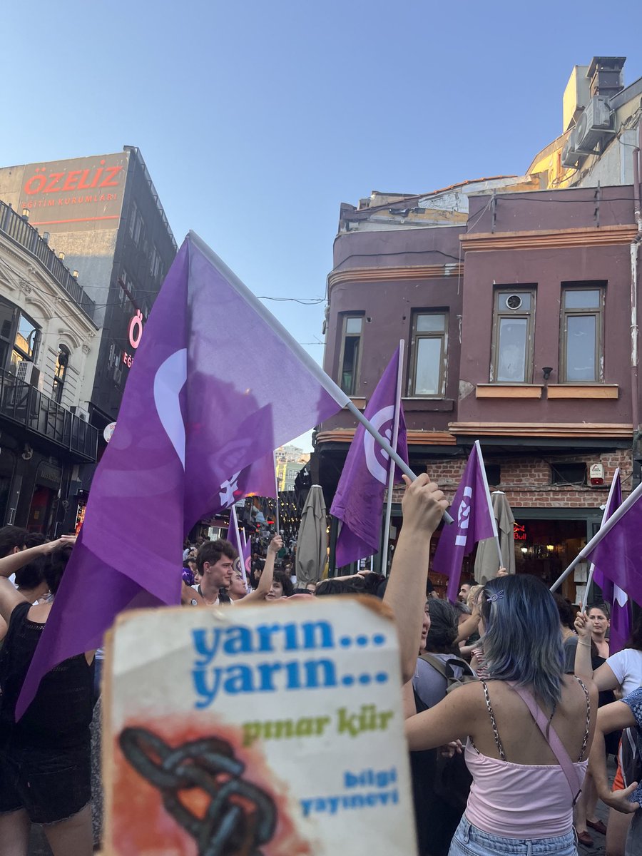 Ayşe Tokyaz için toplandı kadınlar dün. Polis barikatı dikti sonra, söz verdiği gibi Hakan pastanesi önüne gelmemişken daha. Kadınlar vakur, teker teker son yıllarda öldürülen kadınların isimlerini okudular birer birer. Pınar Kür’ün gözü arkada kalmasın.