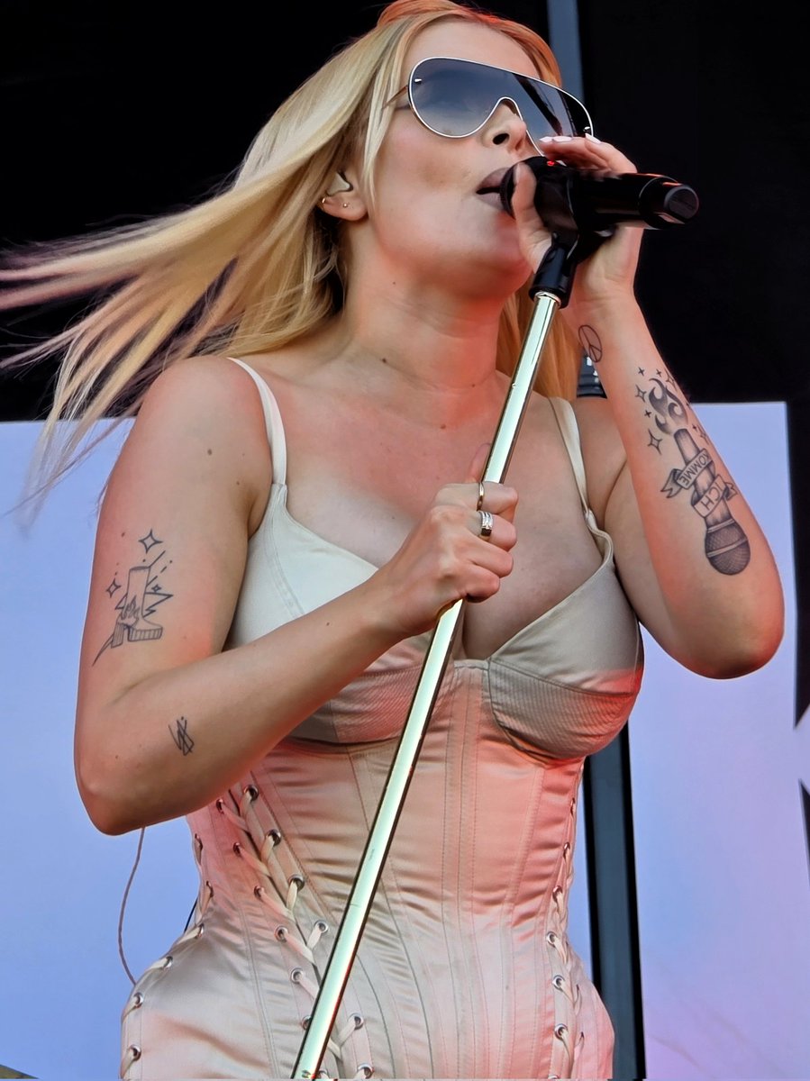 Upea Erika Vikman esitteli Tammerfesteillä uutta tatuointiaan ja sai kunnian avata tämän vuoden festivaalin. Tulikuuma popkaunotar tarjosi näyttävän show'n, taas kerran. Lue lisää Staran verkkosivuilta.