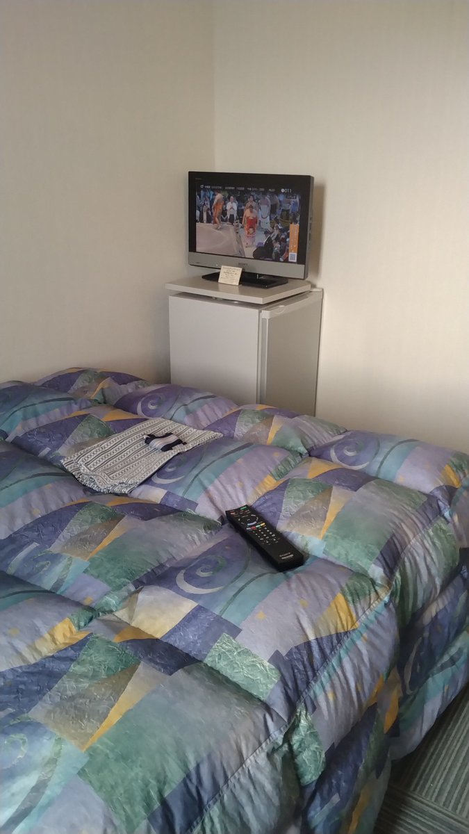 ホテルにチェックイン。
久しぶりに小さなテレビ（笑）
メガネかけないと見えません（泣）