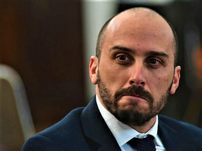 luviur22's tweet photo. ¿ Por qué cree usted que este vagoneta inútil y fascista, se opone tenazmente al levantamiento del secreto bancario a los mafiosos en Chile ?
Dele RT ( RP) y luego opine si lo desea. https://t.co/9Sd9Oz3dS1