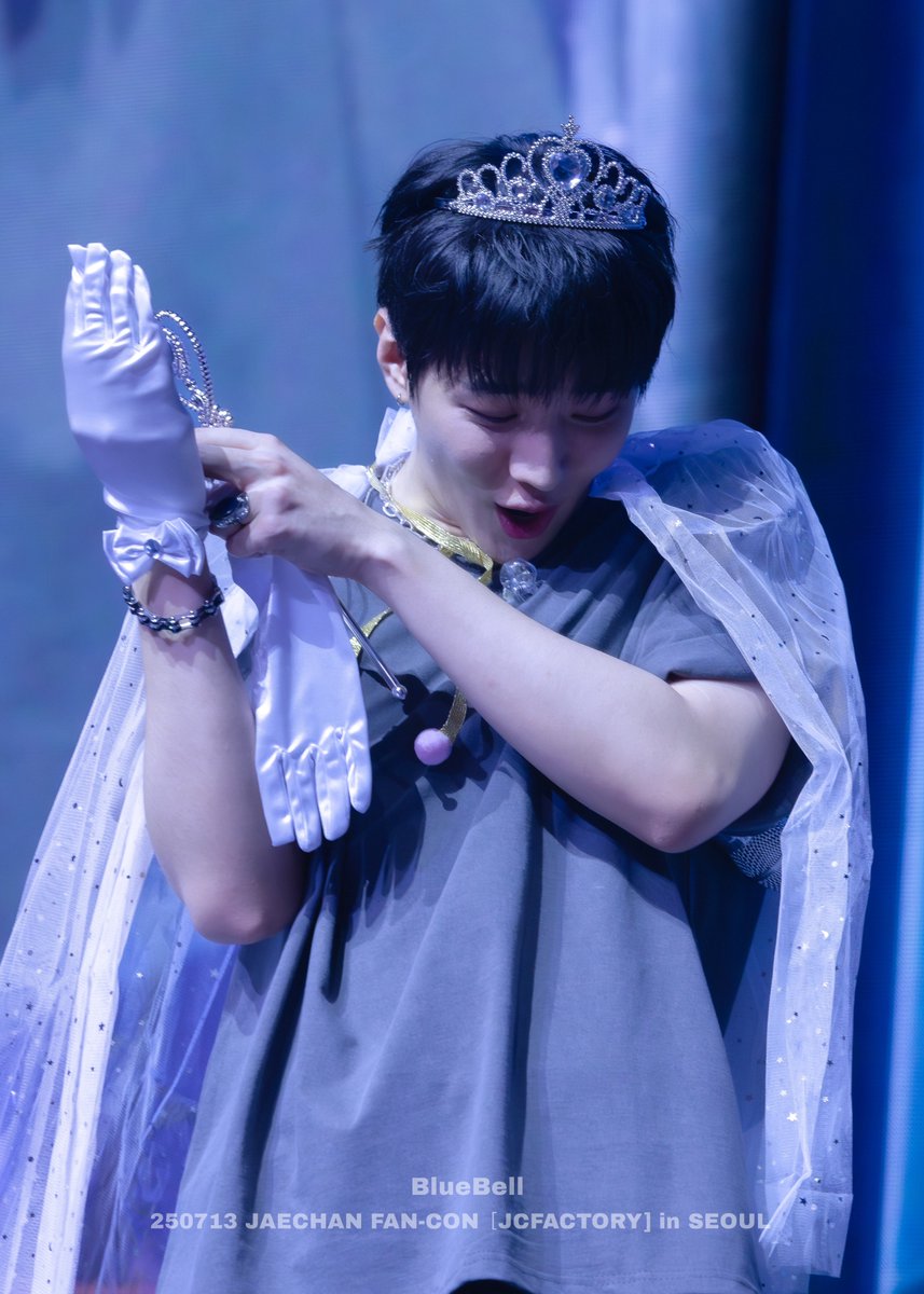 어떻게든 장갑에 손을 넣어보려는 공듀