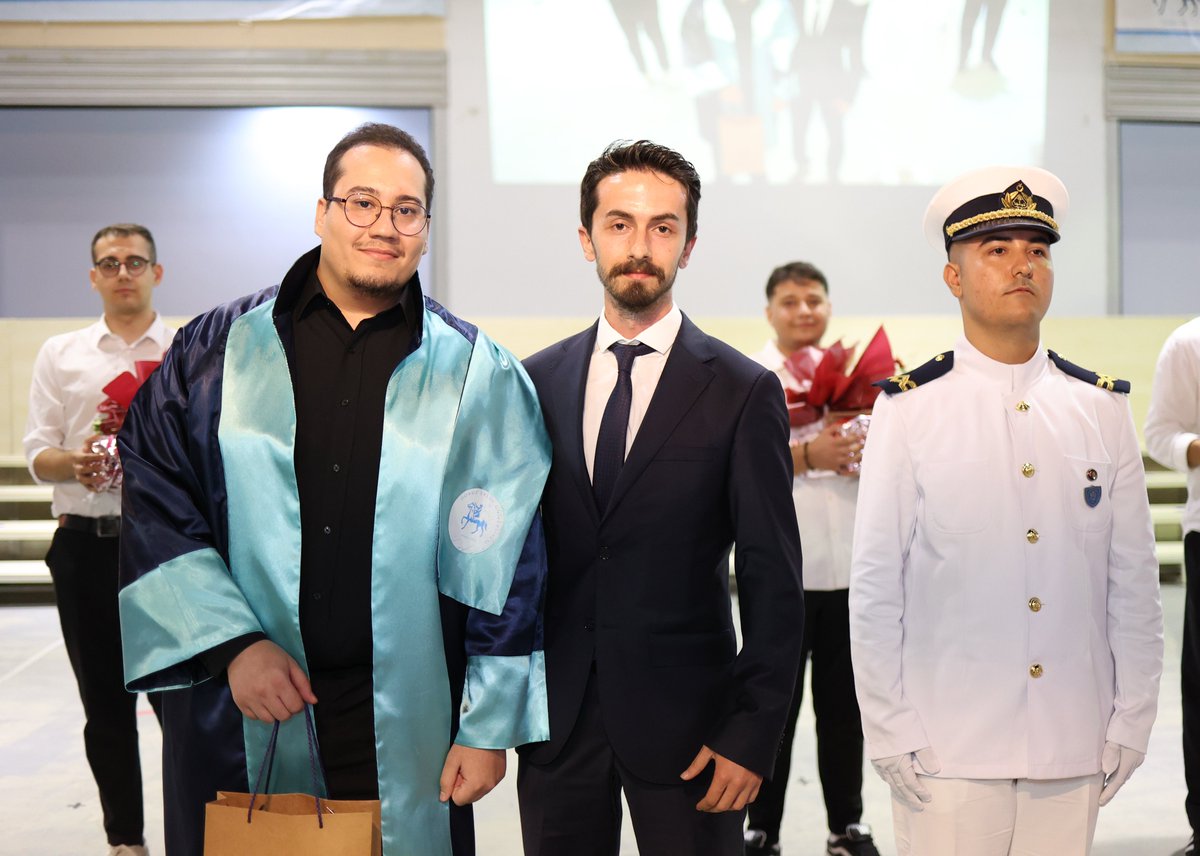 Dokuz Eylül Üniversitesi Denizcilik Fakültesi Mezuniyet Törenine Türk Loydu Vakfı'nı temsilen Türk Loydu Akademi Müdürü Fazlı Tarık Bayrak katılım sağladı. Denizcilik Fakültesini dereceyle tamamlayan öğrencilere Fazlı Tarık Bayrak tarafından Vakıf adına hediye takdim edildi.