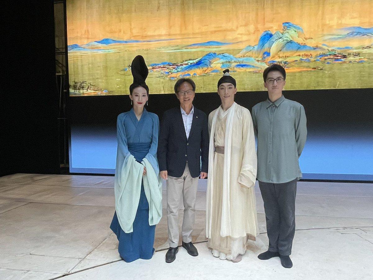 yuenpauwoo's tweet image. 只此青绿 was at the @QETheatre tonight and what a show it was. The story of the 14m long Northern Song landscape painting with its legendary blue green hues was in parts ballet, history, drama, poetry, and art — all of it breathtakingly gorgeous. @ChinainVan @PalaceMuseum_