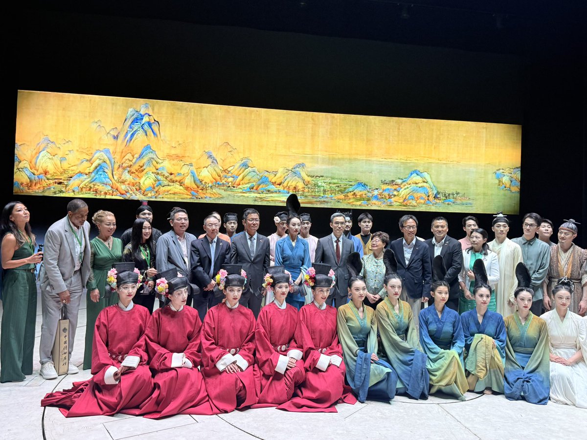 yuenpauwoo's tweet image. 只此青绿 was at the @QETheatre tonight and what a show it was. The story of the 14m long Northern Song landscape painting with its legendary blue green hues was in parts ballet, history, drama, poetry, and art — all of it breathtakingly gorgeous. @ChinainVan @PalaceMuseum_