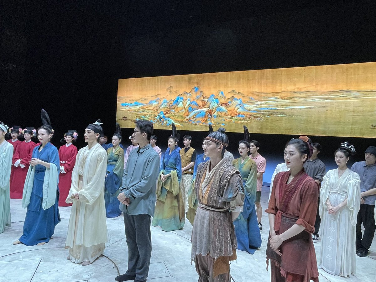 yuenpauwoo's tweet image. 只此青绿 was at the @QETheatre tonight and what a show it was. The story of the 14m long Northern Song landscape painting with its legendary blue green hues was in parts ballet, history, drama, poetry, and art — all of it breathtakingly gorgeous. @ChinainVan @PalaceMuseum_