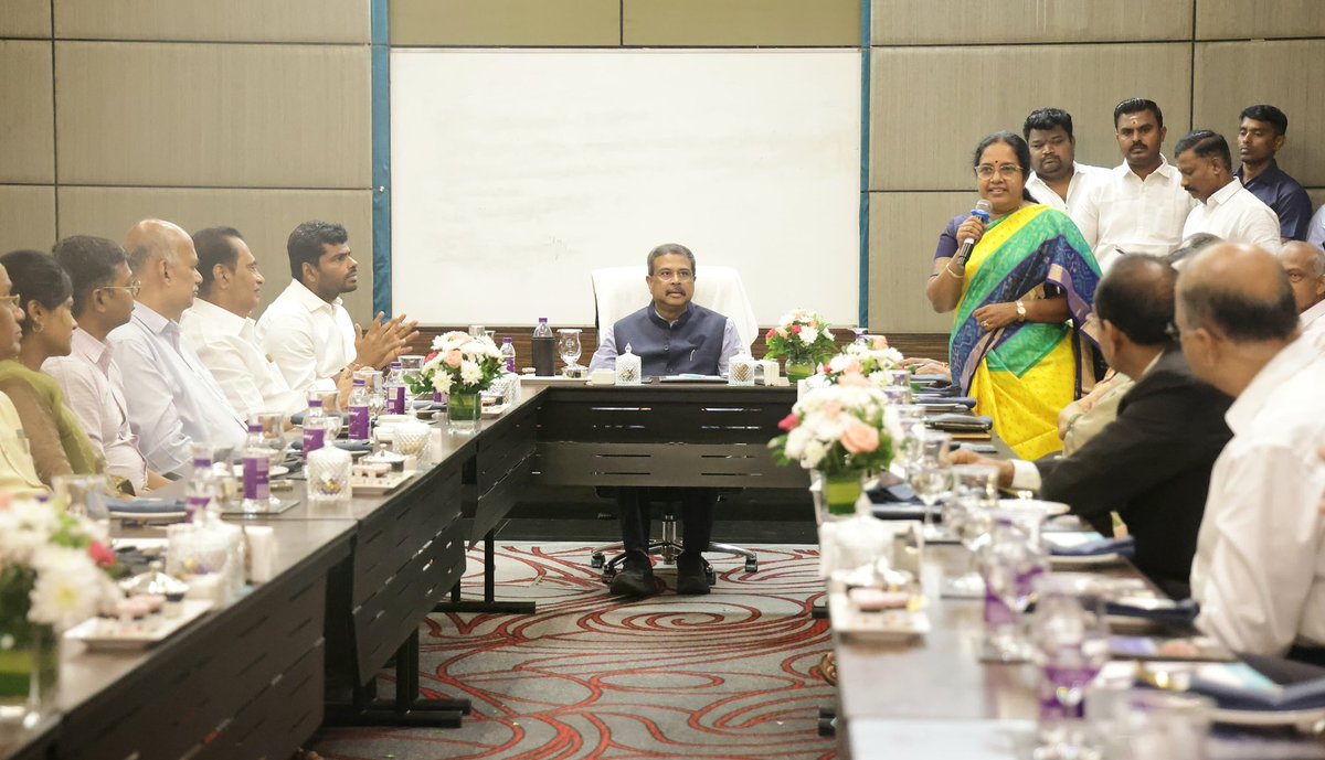 dpradhanbjp's tweet photo. A vibrant beginning of the day in Coimbatore with distinguished educationists, industrialists and intellectuals of Coimbatore and Tirupur. 

Enriched by the insights on the educational, innovation, engineering, manufacturing and entrepreneurial landscape of the region. Also, had free-flowing conversations on several aspects of NEP 2020 like credit architecture, mother-tongue education and future-readiness. A prominent educational and industrial hub of our country, Coimbatore can become a national laboratory for mother-language based economic progress, prosperity and industrial advancements. 

Thank Shri @NainarBJP ji, Smt. @VanathiBJP ji and Shri @annamalai_k ji for organising this wonderful interaction.