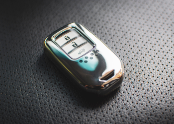 PSOSGreaterGlas's tweet image. Vehicles fitted with a contactless key are susceptible to a type of theft called “Relay Theft”
There are measures you can take to prevent this:
🚘 Store keys in a security pouch
🚘 Don't leave keys by the door
🚘 Disable fobs
For more info visit: orlo.uk/H4fGA