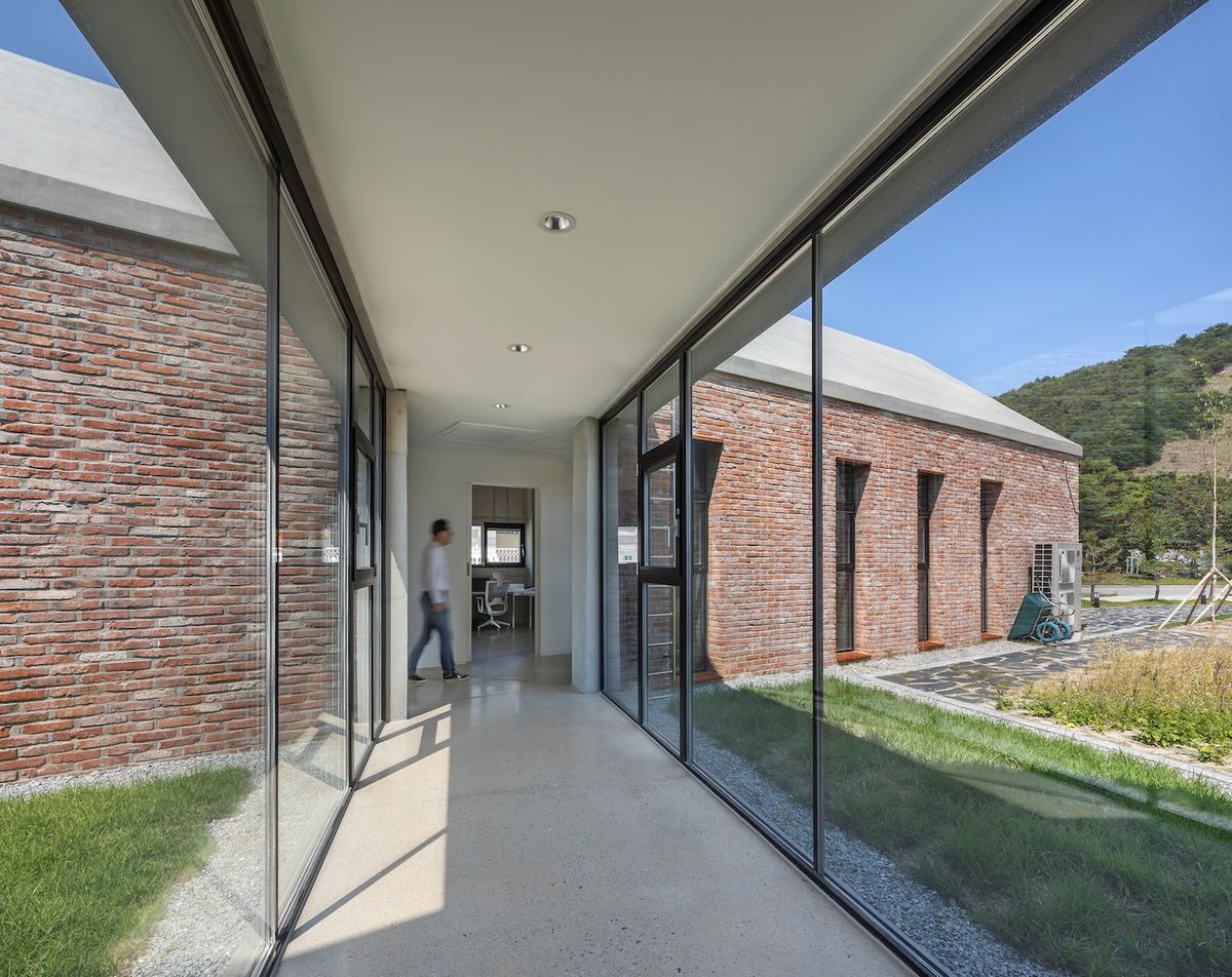 Two volumes joined by a transparent passage create a workspace deeply connected to its rural setting.

📍Gangdong-myeon, Gangneung, South Korea
 
Project by: Architecture Studio YEIN
Details: arc.ht/44AzwN8