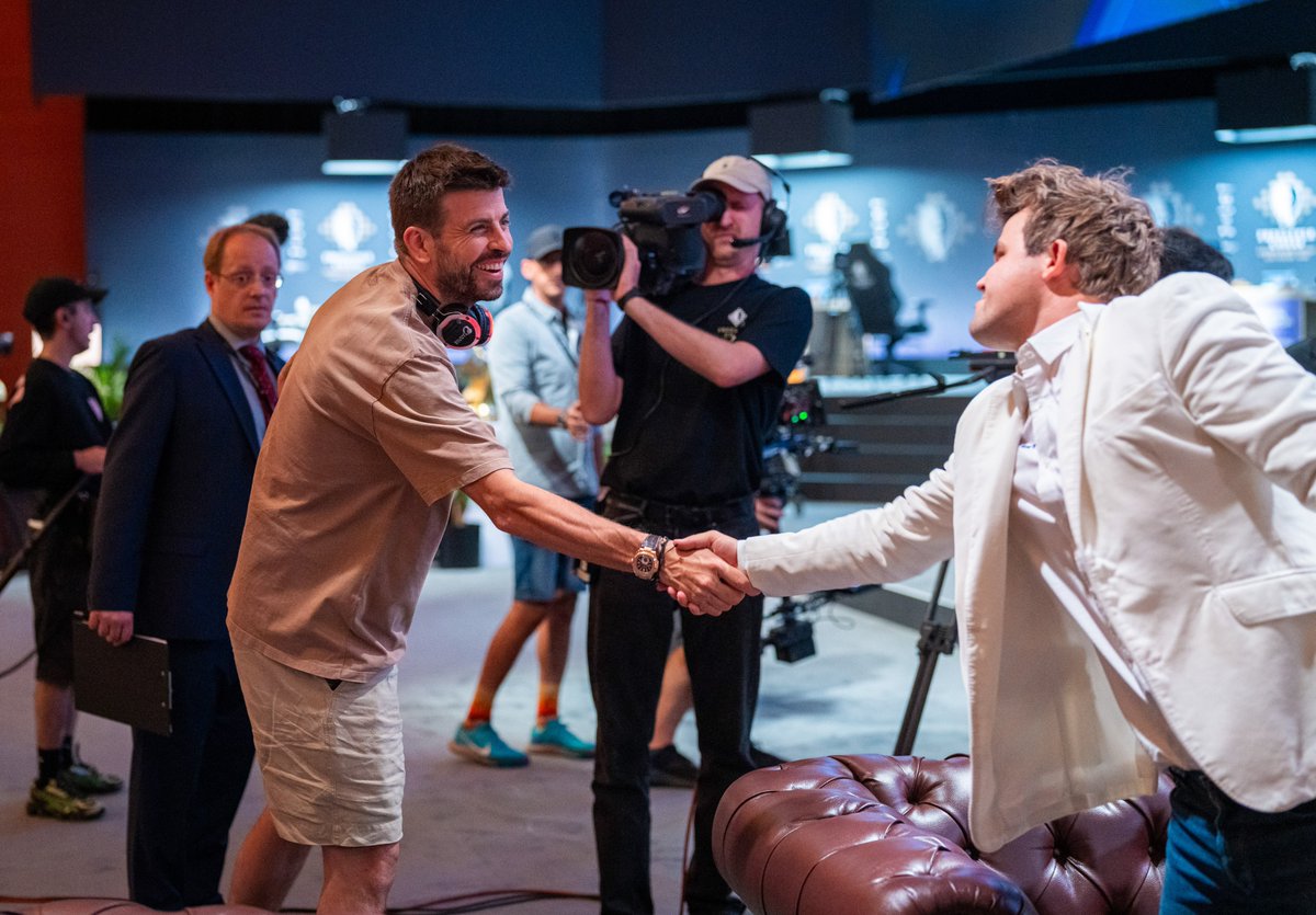 ¿Qué hace Gerard Piqué en Las Vegas con Magnus Carlsen? El noruego fue superado por Levon Aronian, para regocijo de Hans Niemann. Te lo cuento todo en Damas y Reyes. damasyreyes.es/carlsen-pique-… #Ajedrez #FreestyleChess