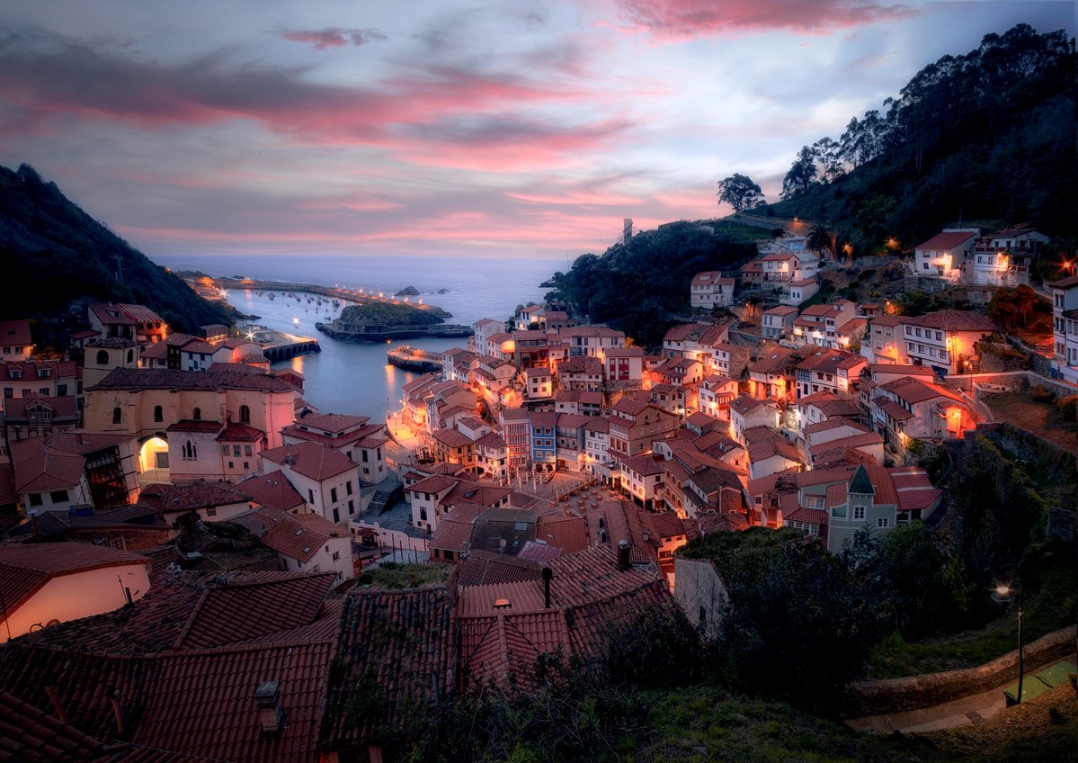 LosPueblosmbe's tweet image. Cudillero, anfiteatro de casitas de colores sobre el Cantábrico 🎨⚓ Desde 2021 en #PueblosMásBonitosDeEspaña. Miradores, pixín y aroma a mar… ¡súbete a sus balcones! #Cudillero #Asturias #lospueblosmbe  