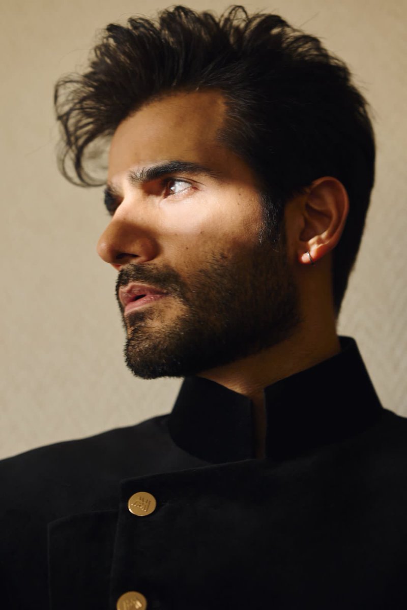 BollyTellyBuzz's tweet image. Polished. Poised. Powerful. 🔥 #KaranTacker in #ManishMalhotra is a vision in modern menswear💫