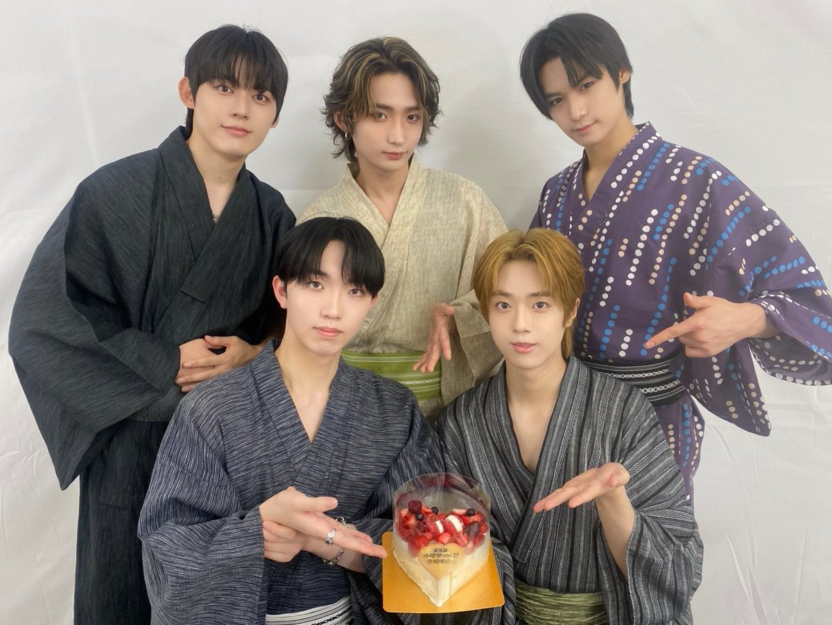 250717 BXB 900일🥳

[띵동🎵]
어제 900일을 맞이한 BXB멤버들을 궁금해 하실
우리 그림 여러분들을 위한 일본에서 전해온 
선물 전달드립니다! 🎁
900일 동안 함께 달려와준 우리 BXB와 그림분들
감사합니다! 앞으로도 BXB와 함께 좋은 추억 쌓아가요🙌

#BXB #비엑스비 #900일