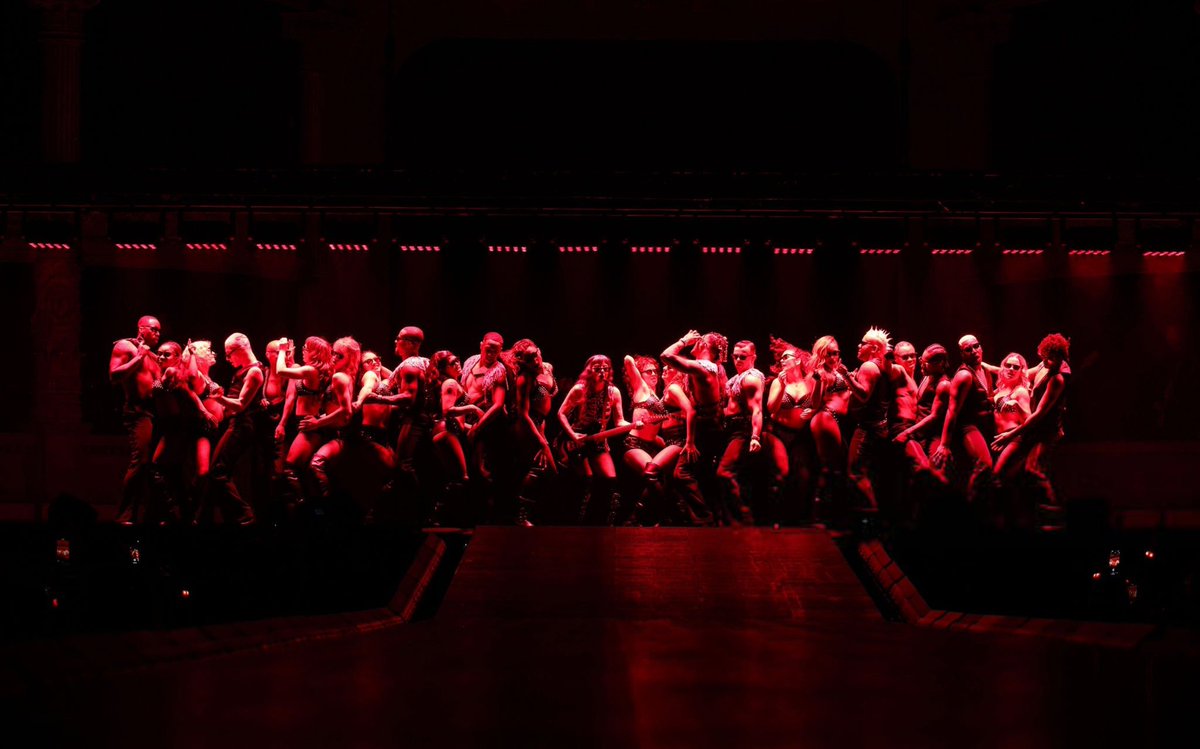TaylorZsCalves's tweet photo. Gaga turning Summerboy into one of the most visually striking performances of MAYHEM Ball https://t.co/S4VdYExMu0