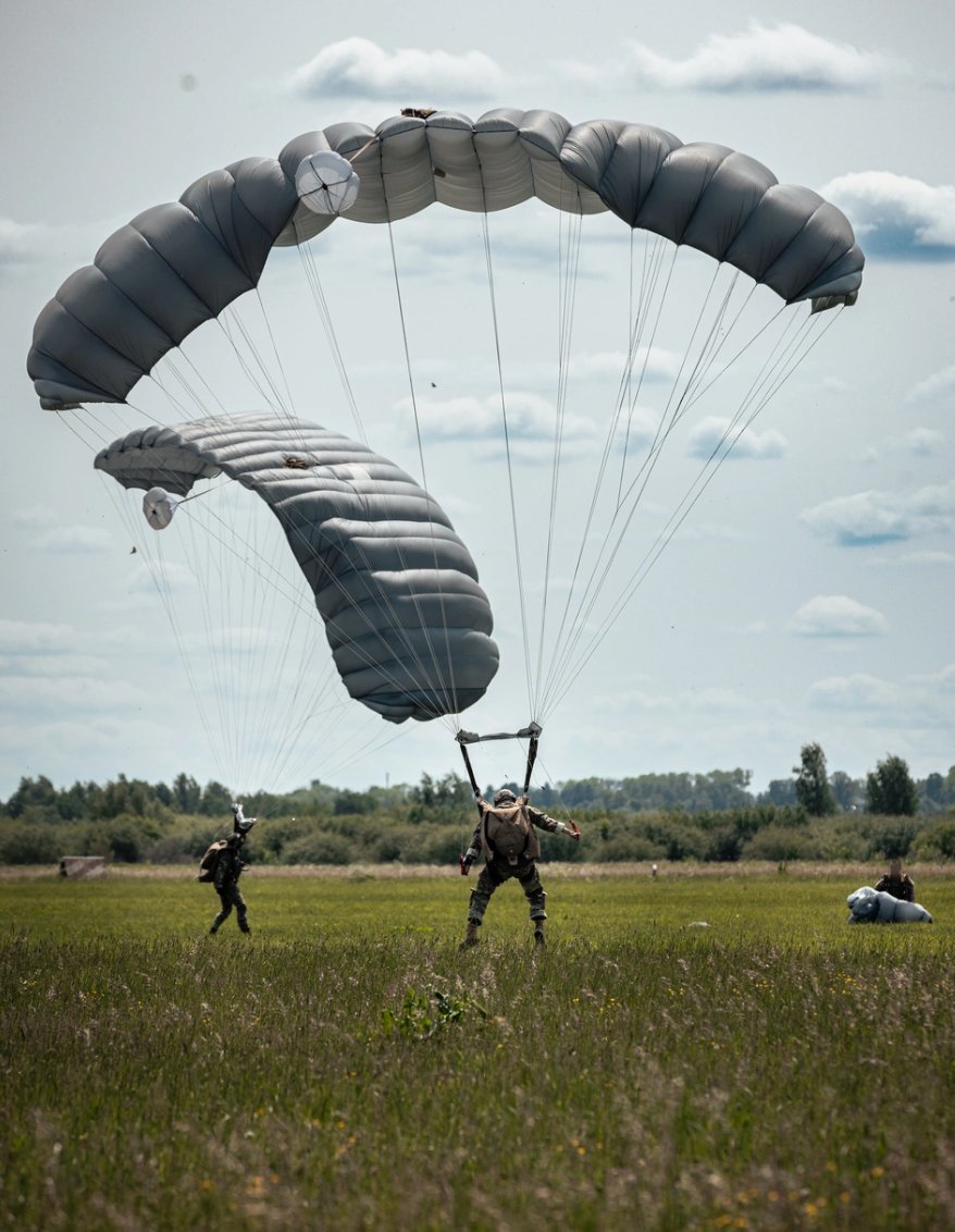 USEmbassyRiga's tweet image. Recently @USArmy Green Beret with 10th Special Forces Group (Airborne) participated in a military free fall jump alongside Latvian special operations forces in 🇱🇻Daugavpils, #Latvia. The jump enhanced airborne capabilities and strengthened interoperability, reinforcing a lethal…
