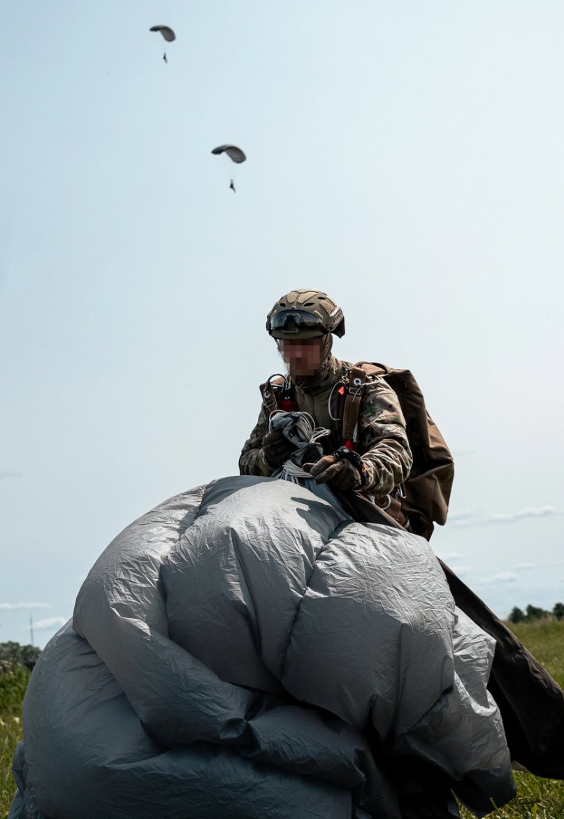 USEmbassyRiga's tweet image. Recently @USArmy Green Beret with 10th Special Forces Group (Airborne) participated in a military free fall jump alongside Latvian special operations forces in 🇱🇻Daugavpils, #Latvia. The jump enhanced airborne capabilities and strengthened interoperability, reinforcing a lethal…