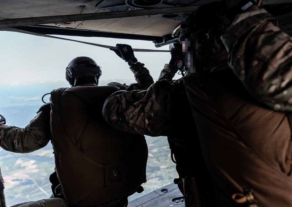 USEmbassyRiga's tweet image. Recently @USArmy Green Beret with 10th Special Forces Group (Airborne) participated in a military free fall jump alongside Latvian special operations forces in 🇱🇻Daugavpils, #Latvia. The jump enhanced airborne capabilities and strengthened interoperability, reinforcing a lethal…