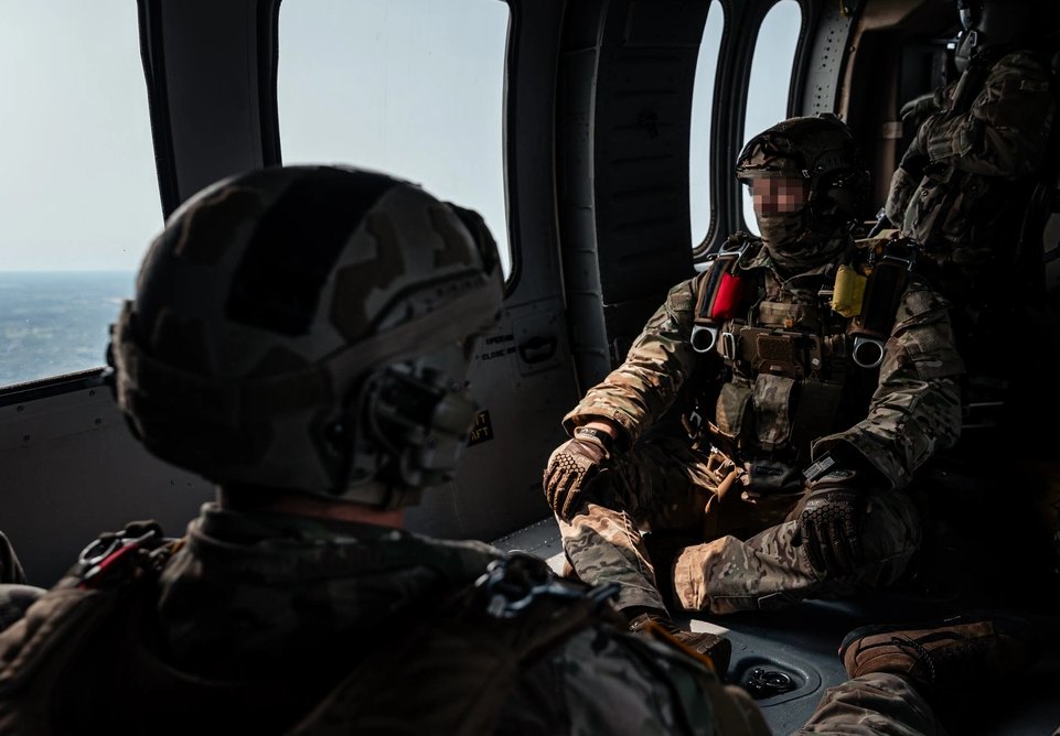 USEmbassyRiga's tweet image. Recently @USArmy Green Beret with 10th Special Forces Group (Airborne) participated in a military free fall jump alongside Latvian special operations forces in 🇱🇻Daugavpils, #Latvia. The jump enhanced airborne capabilities and strengthened interoperability, reinforcing a lethal…