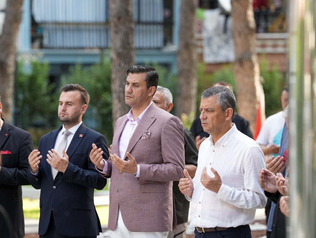 Gidişinin üzerinden 40 gün geçti ama çok sevdiğin bu şehrin sokaklarında, caddelerinde, halkının kalbinde hala yaşıyorsun, yaşamaya da devam edeceksin…

Bugün yapılacak tüm hayırları ve duaları Allah kabul etsin, mekanın cennet olsun abi, yattığın yer incitmesin.