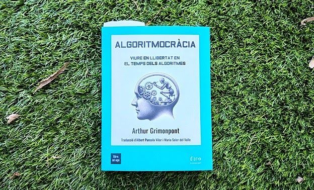 Avui obrim un llibre d'aquells que penses que són realment interessants de llegir i que alhora sospites que el que llegiràs pot deixar-te encara més preocupat pel nostre present i futur, esclavitzats com estem a les pantalles, les xarxes i els algoritmes buff.ly/6GoGQs2
