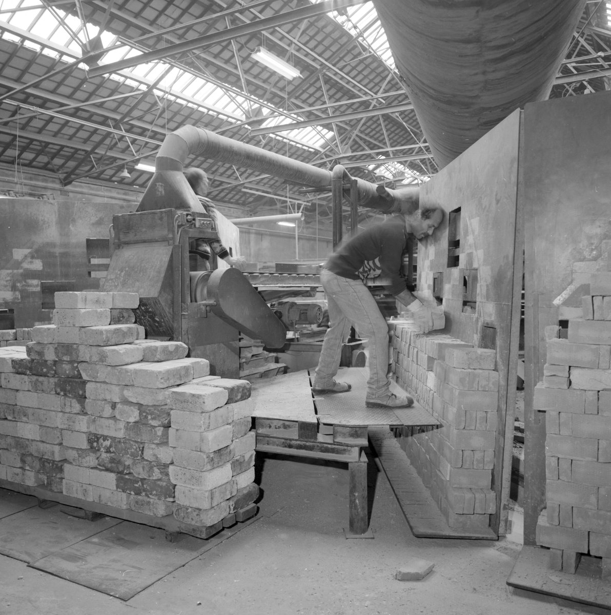 #Fotovrijdag Het interieur van steenfabriek DeSimpel in #Udenhout in 1992. In dit jaar sloot de fabriek definitief de deuren. [Foto: Fotograaf Tanny Noteboom]