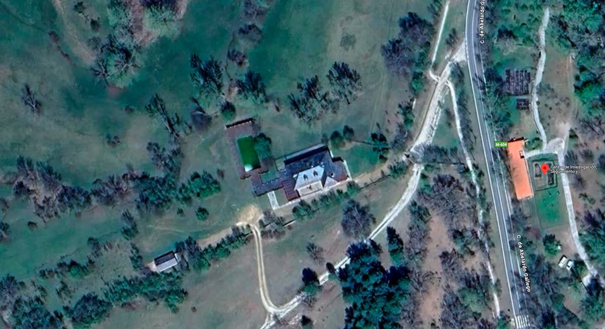 Consejos vendo que para mi no tengo: Ayuso y su familia disfrutan de un chalé del que no ha informado y propiedad de la Comunidad tras criticar “los palacios” de Sánchez elpais.com/espana/madrid/… a través de <a href="/el_pais/">EL PAÍS</a>