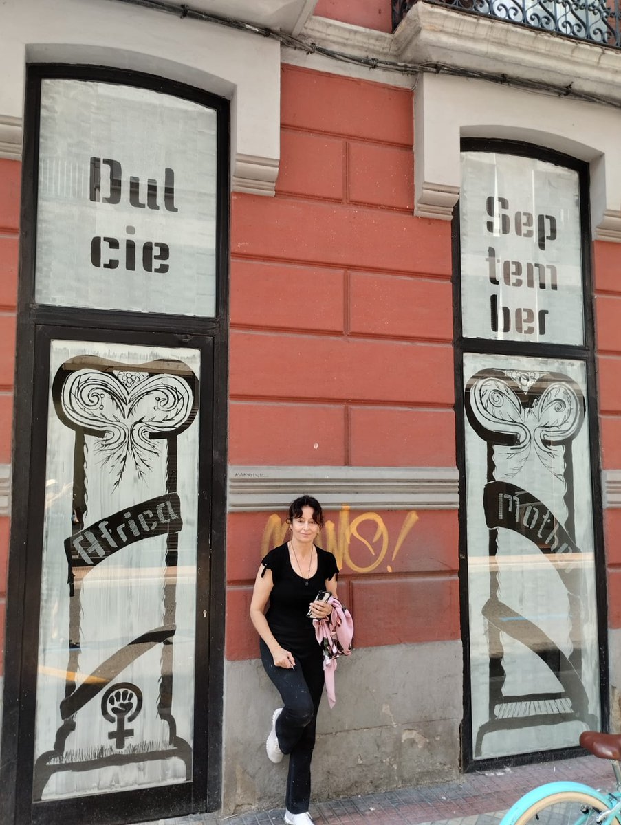 La intervención de Txaro Arrázola en la calle Manuel Iradier no recuerda al explorador colonialista vitoriano sino a una mujer africana activista contra el aparheid y asesinada por ello. es.wikipedia.org/wiki/Dulcie_Se….