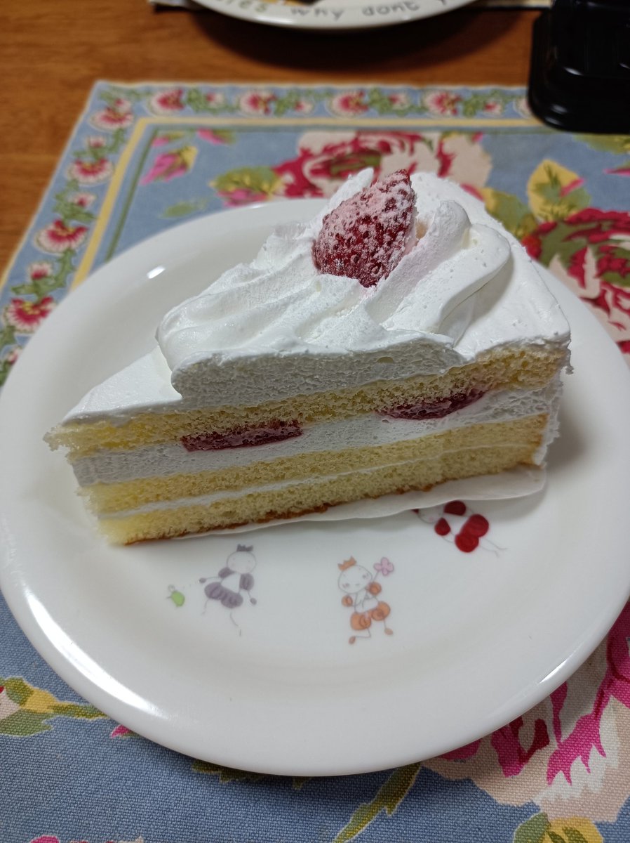 pantaPConly's tweet image. さて、今ショートケーキ食べてる人、どれくらいいるかな…?(あれとは少し違うけど…まあいいよね)
#侍タイムスリッパー
(おむすびは用意してなかった…)