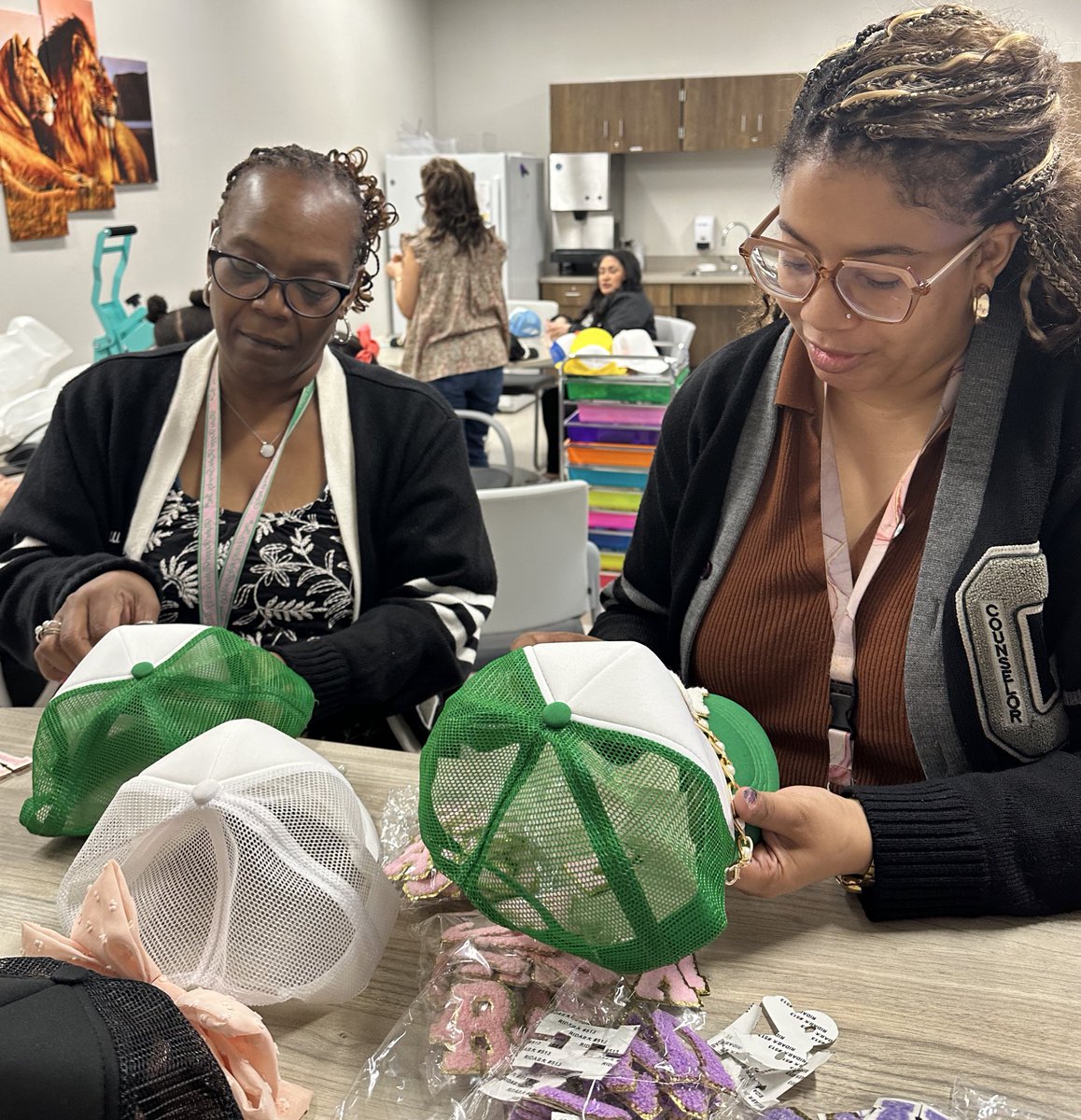CounselorLokey's tweet image. Me and my new @RandleHS work  fam had a time making hats yesterday.🧢👒🎩 We laughed, we bonded, and we made memories😍✨ Love when the vibes are genuine and the people feel like family already.🔥 #WeCute #WorkFamVibes