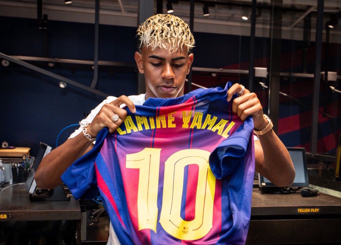ayubu_madenge's tweet image. Takribani jezi 100,000 za Lamine Yamal zimeuzwa kote duniani ndani ya saa 24 baada ya kinda huyo kupewa jezi namba 10 ya Barcelona iliyowahi kuvaliwa na Lionel Messi na Ronaldinho. Mauzo ya jezi hizo yanakadiriwa kuwa sawa na Tsh Bilioni 41 ndani ya saa 24 tu.