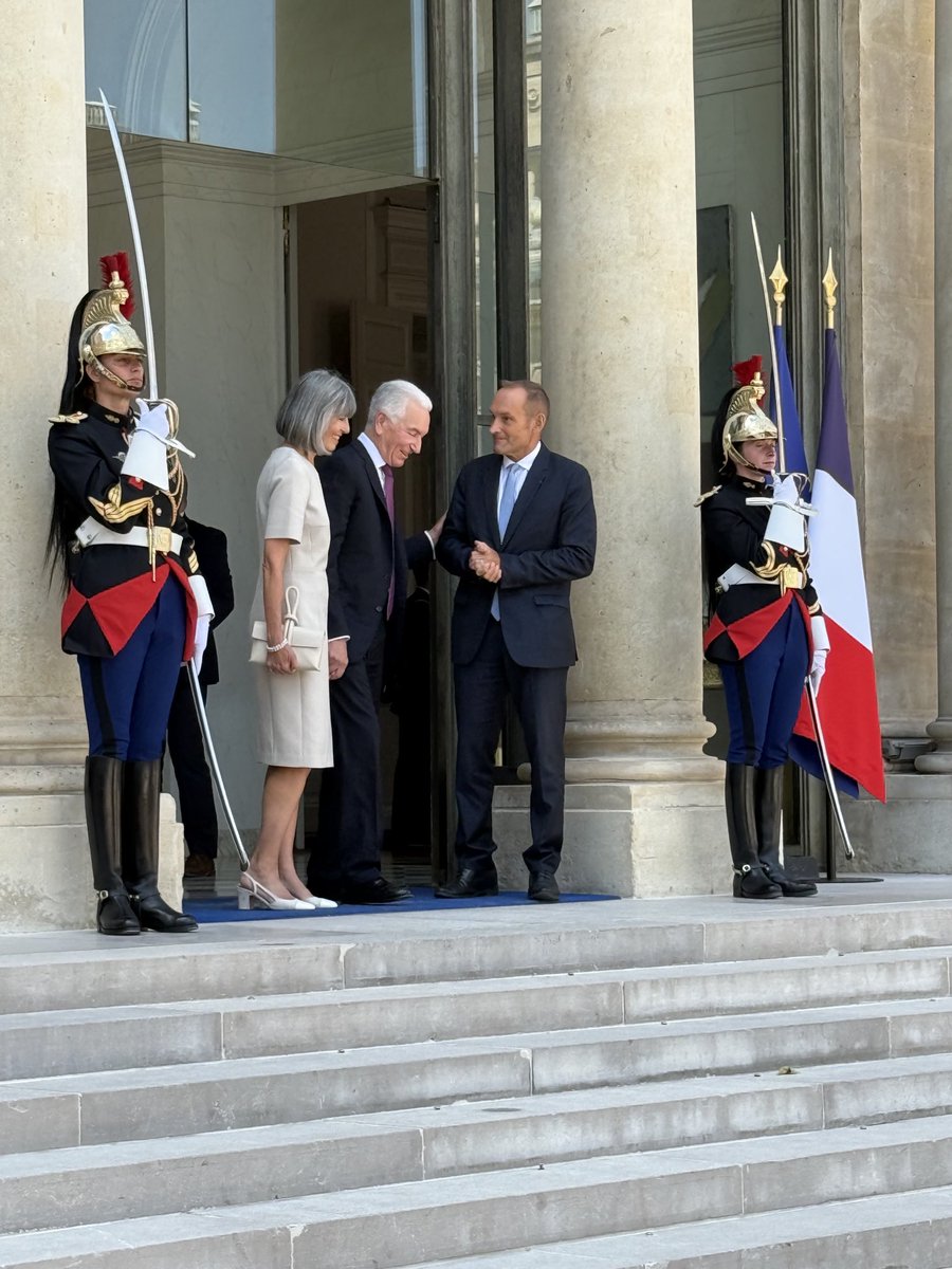 GLecointe's tweet photo. Rencontre au Palais de l’Elysee entre le Président de la République et le nouvel ambassadeur des Etats-Unis en France Charles Kushner et son épouse Seryl. ⁦@USEmbassyFrance⁩ https://t.co/i7ZN6REflV