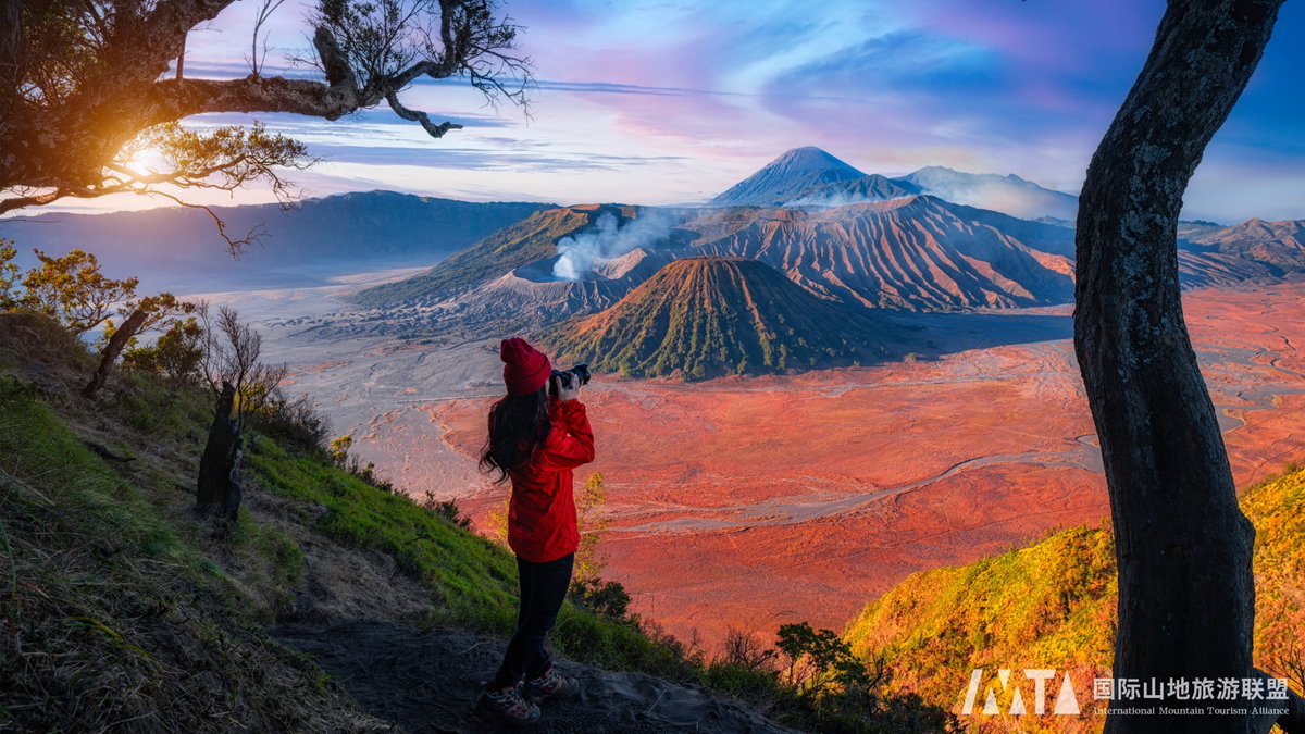 IMTAOFFICIAL's tweet image. #MountainExperiencesinSpain: Volcano Hiking, Feel the Earth’s Pulse🌋
Volcano hiking offers a rare chance to walk across earth still shaped by fire. Unlike typical alpine trekking, this experience takes you across craters, lava fields, and ash-covered ridges—reminders of our…