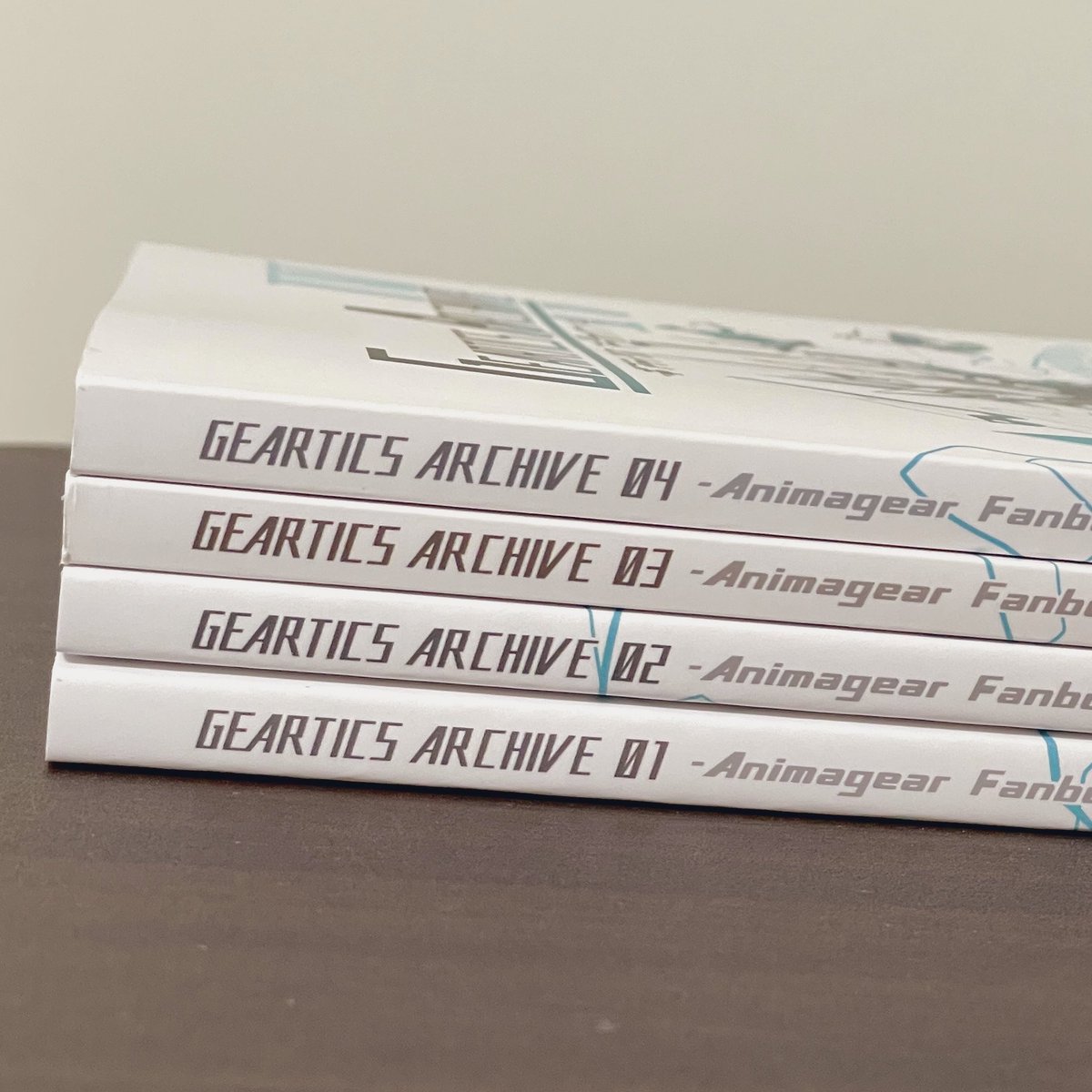 ギアティクスアーカイブの新刊と再販分のサンプル本が届きました!
04のページ数は01と同じ92ページで厚みも同じです。
中身もチラ見せ☺️
#アニマギア 